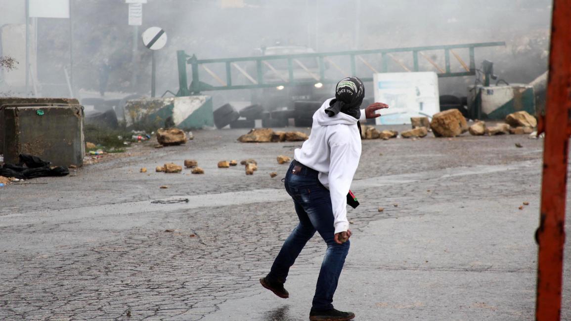 الحجارة سلاح شباب المقاومة ضد حاجز إسرائيلي في الخليل