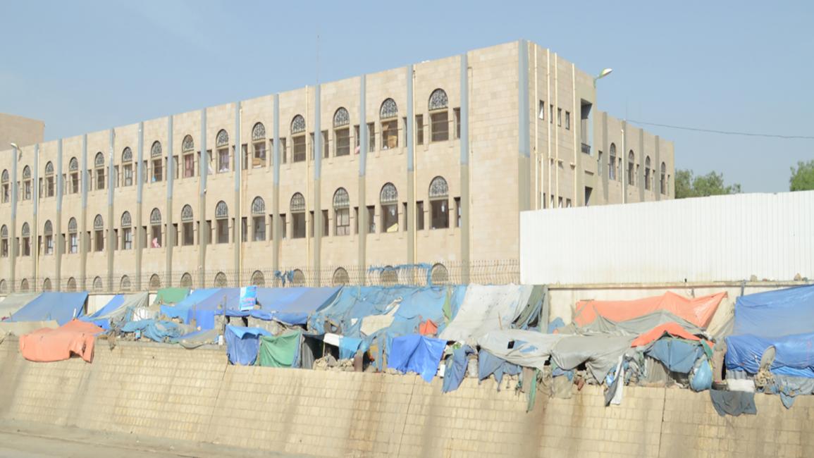تجمع للمهمشين بجانب مدرسة وسط العاصمة صنعاء