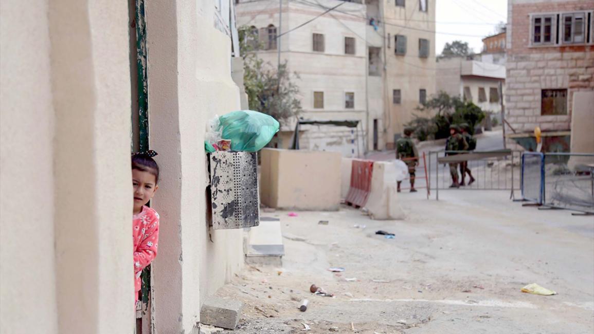 "تل الرميدة".. فلسطينيون يعيشون "رحلة الرعب والمعانة" بشكل يومي