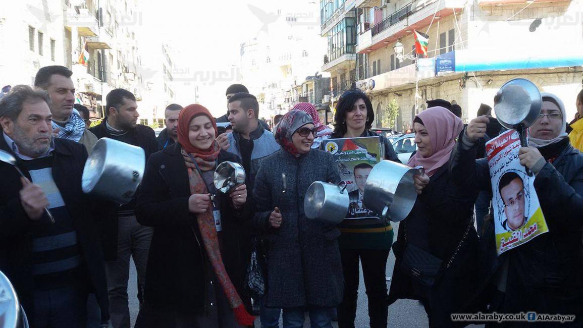 صحافيون فلسطينيون يقرعون على أواني الطعام تضامنًا مع القيق