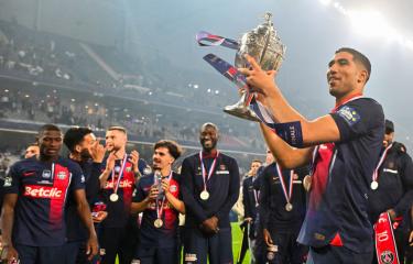 توج حكيمي بلقب كأس فرنسا في ليل، في مايو 2024 (كريستيان إلفيغ/Getty)