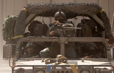 جنود يطلقون النار من مركبات على الحدود مع غزة، 28 يونيو 2024 (Getty)