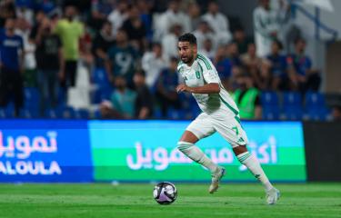 محرز مع الأهلي في مواجهة الفتح على ملعبه، آب 2024 (ياسر بخش/Getty)