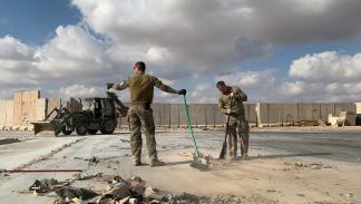جنود أميركيون في قاعدة عين الأسد يجمعون مخلفات هجوم، 13 يناير 2020 (فرانس برس)