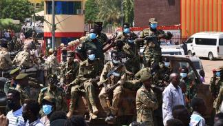أفراد من الجيش السوداني يحمون مرافق عامة بأم درمان، 25 أكتوبر 2021 (فرانس برس)