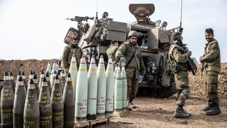 جنود إسرائيليون يعدون قنابل ودخائر مع بدء الحرب على غزة، 10 أكتوبر 2023 (الأناضول)