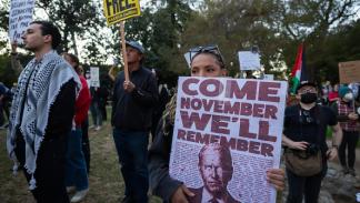 مظاهرة في لوس أنجليس تنديدا بدعم بايدن لإسرائيل خلال حربها على غزة، 8 ديسمبر 2023 (Getty)