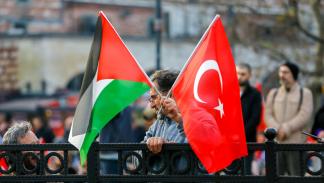 مظاهرة داعمة لغزة فوق جسر غلطة في إسطنبول 1 يناير 2024 (إلكر إراي/فرانس برس)