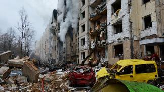 آثار الدمار بعد هجوم روسي على كييف 2 يناير 2024 (Getty)
