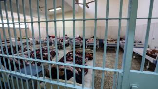 معتقلون مصريون في عيادة أحد سجون مصر (محمد الشاهد/ فرانس برس)