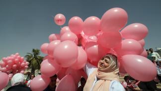 طبيبات أردنيات في مسيرة للتوعية بضرورة الكشف المبكر عن سرطان الثدي، مارس 2014 (Getty)