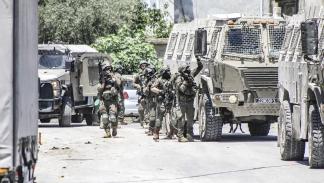 جنود الإحتلال يهاجمون مخيم فلسطيني شرقي  نابلس/ 17 يوليو 2024،()ناصر شتيه/Getty)