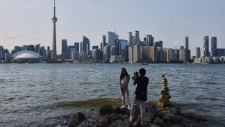 تلتقط صورة في أفق مدينة تورونتو بمقاطعة أونتاريو الكندية، 13 يوليو 2024 (Getty)