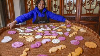 صناعة كعك الأرز في الصين (Getty)