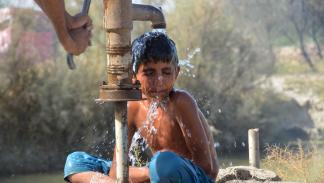 طريقة للتخفيف من حدة موجات الحر على الأطفال - باكستان - 30 مايو 2024 (فدا حسين/ فرانس برس)