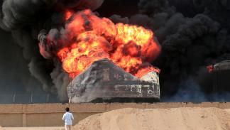 نيران مشتعلة في صهاريج تخزين النفط بعد غارات الاحتلال على ميناء الحديدة (فرانس برس)