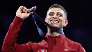 فارس الفرجاني يحتفل بالميدالية في أولمبياد باريس، 27 يوليو/تموز 2024 (Getty)