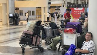 مسافرون ينتظرون في مطار رفيق الحريري الدولي، أمس الاثنين، بعد إلغاء بعض الرحلات (حسام شبارو/الأناضول)