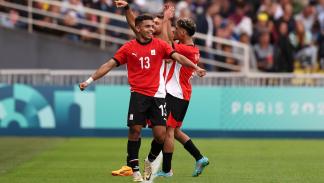 فرحة لاعبي مصر بالفوز على أوزبكستان، 27 يوليو 2024 (روبرت كيانفلوني/Getty)