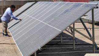 استخدام ألواح الطاقة الشمسية سيزداد في العراق (أحمد الربيعي/ فرانس برس)
