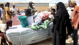 نازحون يمنيون يتلقون مساعدات إنسانية بمحافظة حجة الشمالية، في 21 إبريل 2024 (فرانس برس)