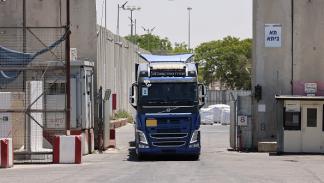 شاحنة مساعدات إنسانية إلى غزة عند معبر كرم أبو سالم، 30 مايو 2024 (جاك غويز/فرانس برس)