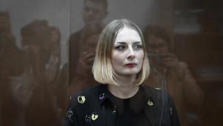 سجن المدونة الروسية آنا باشوتوفا لمدة خمس سنوات ونصف بتهمة نشر معلومات زائفة موسكو 5 يونيو 2024 (ناتاليا كولسنيكوفا/فرانس برس)