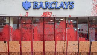 نشطاء رشوا طلاء أحمر على عدة فروع لبنك باركليز مطالبين البنك بسحب استثماراته من تجارة الأسلحة الإسرائيلية، لندن 10 يونيو  2024 (فوك فالسيتش/ Getty) 