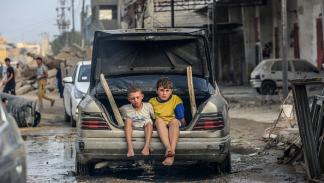 أطفال وسط الدمار بخانيونس بعد انسحاب جيش الاحتلال، 5 يوليو 2024 (عبد الرحيم خطيب/الأناضول)