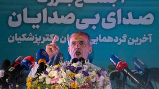 بزشكيان يتحدث لأنصاره خلال تجمع في طهران، 3 يوليو 2024 (فرانس برس)