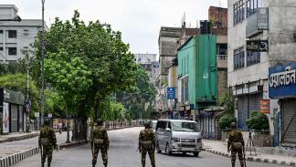 جنود يسهرون على تطبيق حظر التجول في عاصمة بنغلادش، 20 يوليو 2024 (فرانس برس)