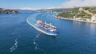 سفينة حاويات تعبر مضيق البوسفور في إسطنبول، 18 يونيو 2024 (Getty)
