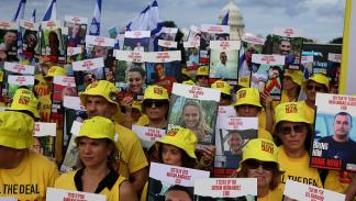 متظاهرون وعائلات إسرائيليين محتجزين أمام الكونغرس يطالبون نتنياهو بصفقة 23/7/2024 (جاستن سوليفان/Getty)