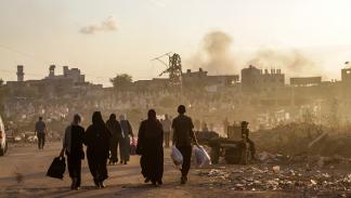 حرب غزة \ فلسطينيون يسيرون في شارع بغزة، 2024/10/17 (Getty)