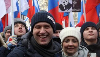 نافالنايا وزوجها الراحل نافالني خلال مسيرة وطنية في موسكو، 25 فبراير 2018 (Getty)