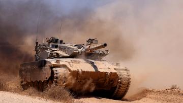 دبابة إسرائيلية على الحدود مع قطاع غزة، 13 يونيو 2024 (جاك غويز/فرانس برس)