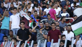 مشجعون فلسطيون بملعب فيصل الحسيني خلال لقاء ضد العراق، 4 أغسطس 2018 (عباس موماني/فرانس برس)