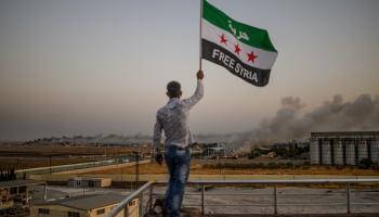 علم المعارضة السورية مكتوب عليه "سوريا الحرة" في تل أبيض، 13 أكتوبر 2019(Getty)