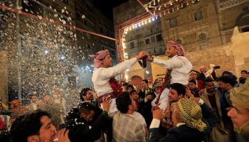 يمنيون يرقصون في حفل زفاف في صنعاء القديمة، 19 ديسمبر 2019 (محمد حويس/ فرانس برس)