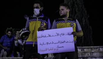 خلال تظاهرة بإدلب في ذكرى الهجوم الكيميائي في الغوطة الشرقية، 21 أغسطس 2022 (الأناضول)