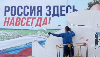 وضع الروس لوحات إعلانية تعلن أن المدينة جزء من روسيا 