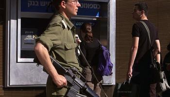 أمام صراف آلي في تل أبيب، 24 نوفمبر 2000 (Getty)