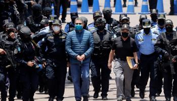 مشاهد لاقتياد رئيس هندوراس من قبل الأمن ، 21 إبريل 2022 (Getty)