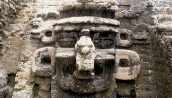 قناع "تشاك" إله المطر عند شعب المايا، غواتيمالا.(Getty)