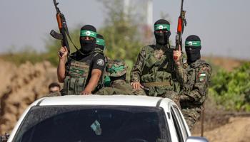 عناصر من حماس خلال عرض عسكري على حدود غزة، 20 يوليو 2023 (Getty)