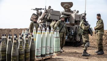 جنود إسرائيليون يعدون قنابل ودخائر مع بدء الحرب على غزة، 10 أكتوبر 2023 (الأناضول)