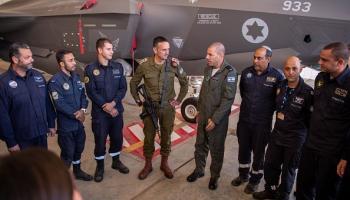 هيرتسي هليفي يتوسط جنوداً مشاركين في الحرب على غزة (Getty)