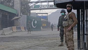 شرطة الحدود الباكستانية عند معبر تورخام الحدودي بين أفغانستان وباكستان، 6 ديسمبر 2023(Getty)