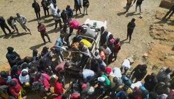 عائلات تدفن ضحايا قتلوا بهحمات مسلحة في نيجيريا، 27 ديسبمر 2023 (Getty)