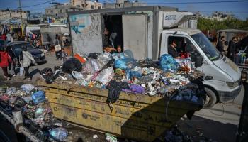 تراكم القمامة في غزة بسبب الحرب (الأناضول)
